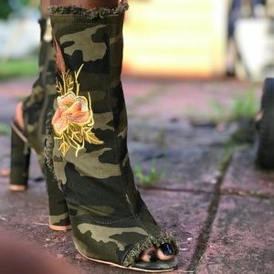 camouflage ankle cut-boots 
Sz 8